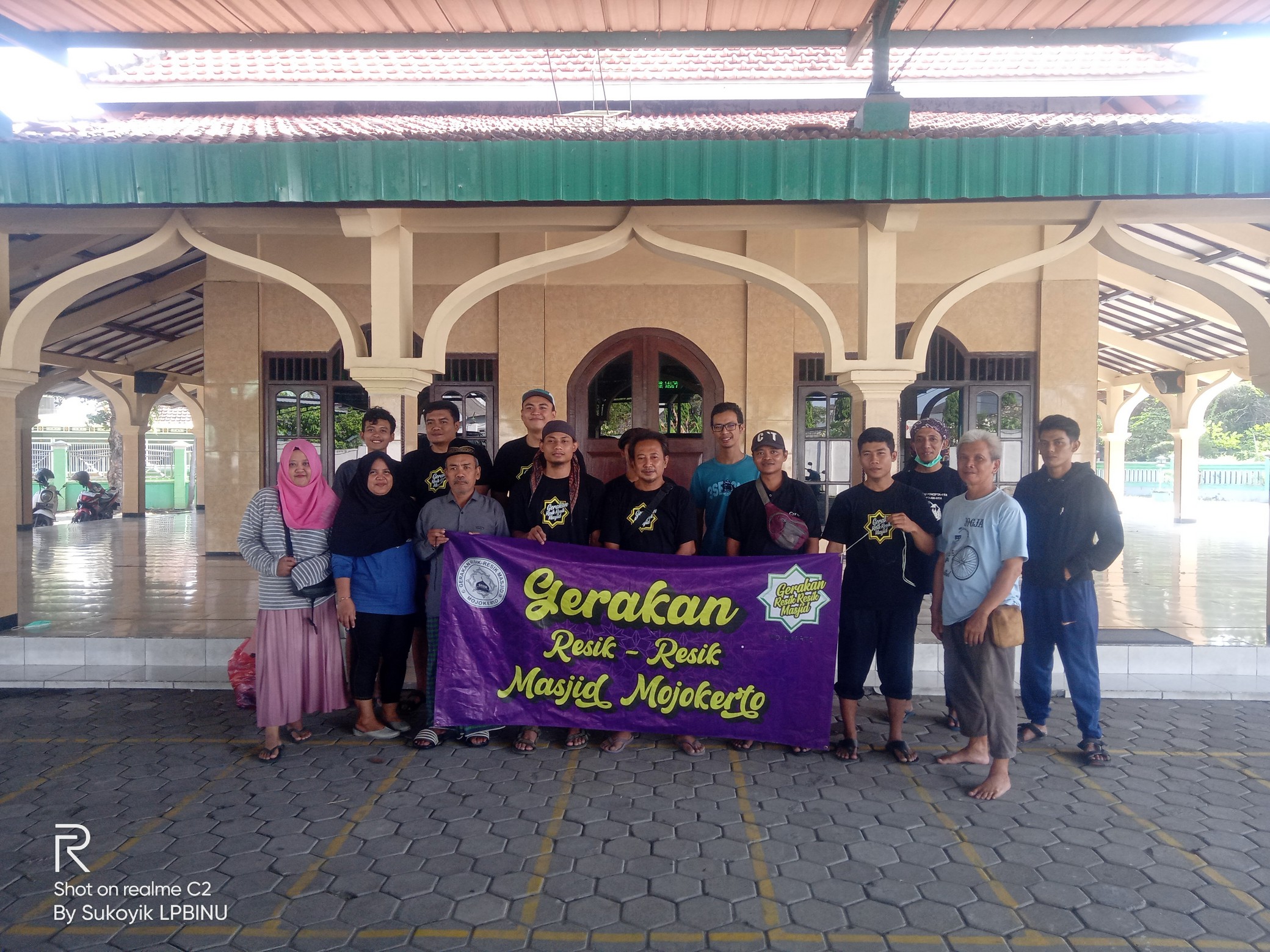 Gerakan Resik Resik Masjid Mojokerto melakukan giat bersih bersih masjid di Masjid Darussalam